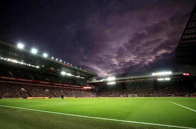 曼联客场不败创英超最长纪录，B费贡献2球1助攻，但防守漏洞明显，积分排名靠后。（曼联客场不败续写英超最长纪录，B费梅开二度并送助攻，防线隐患明显、积分依旧靠后）