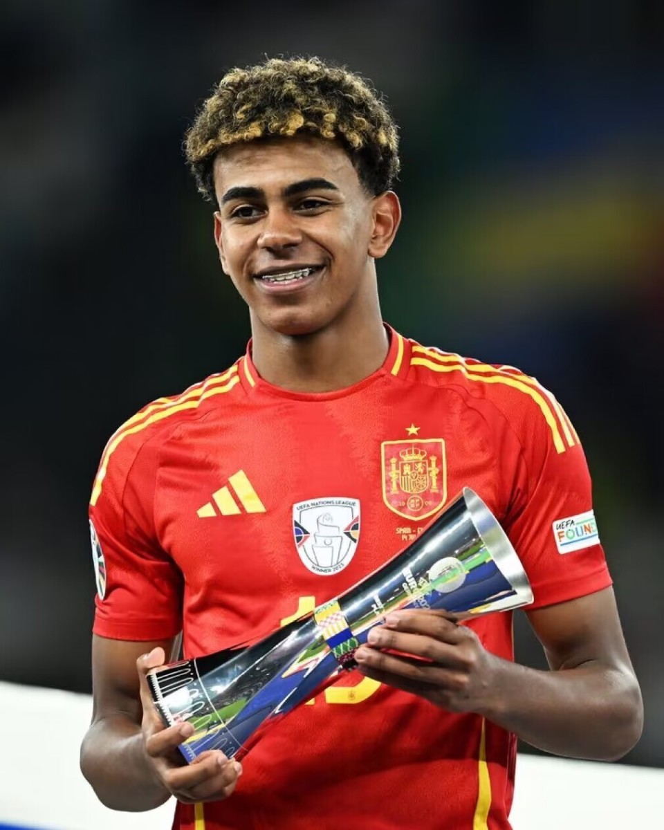 图片报：法兰克福队医私下为对手球员治疗，现已被开除（图片报称，法兰克福队医为对方球员私下看伤，已遭解雇）