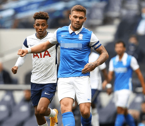 拉眼角引发争议的全北助教宣布辞职，此前因种族歧视被判禁赛5场（因种族歧视手势遭禁赛5场后，全北助教宣布辞职）