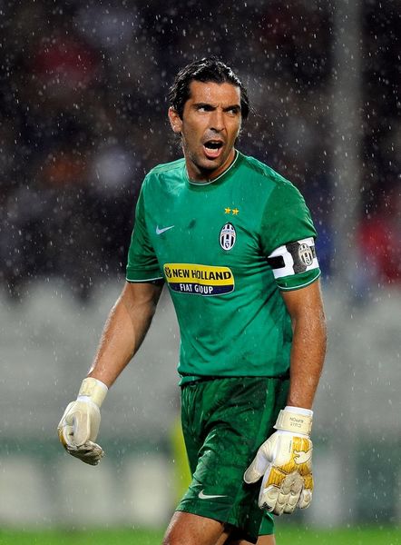 中场核心破门后致敬球迷，感人一幕